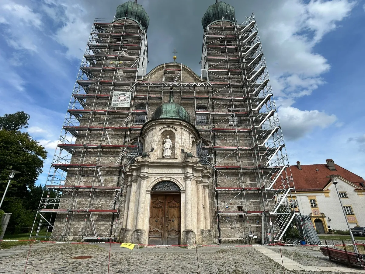 Eingerüstete Kirchenfassade, Gerüstbau von Sentesch in Oberbayern