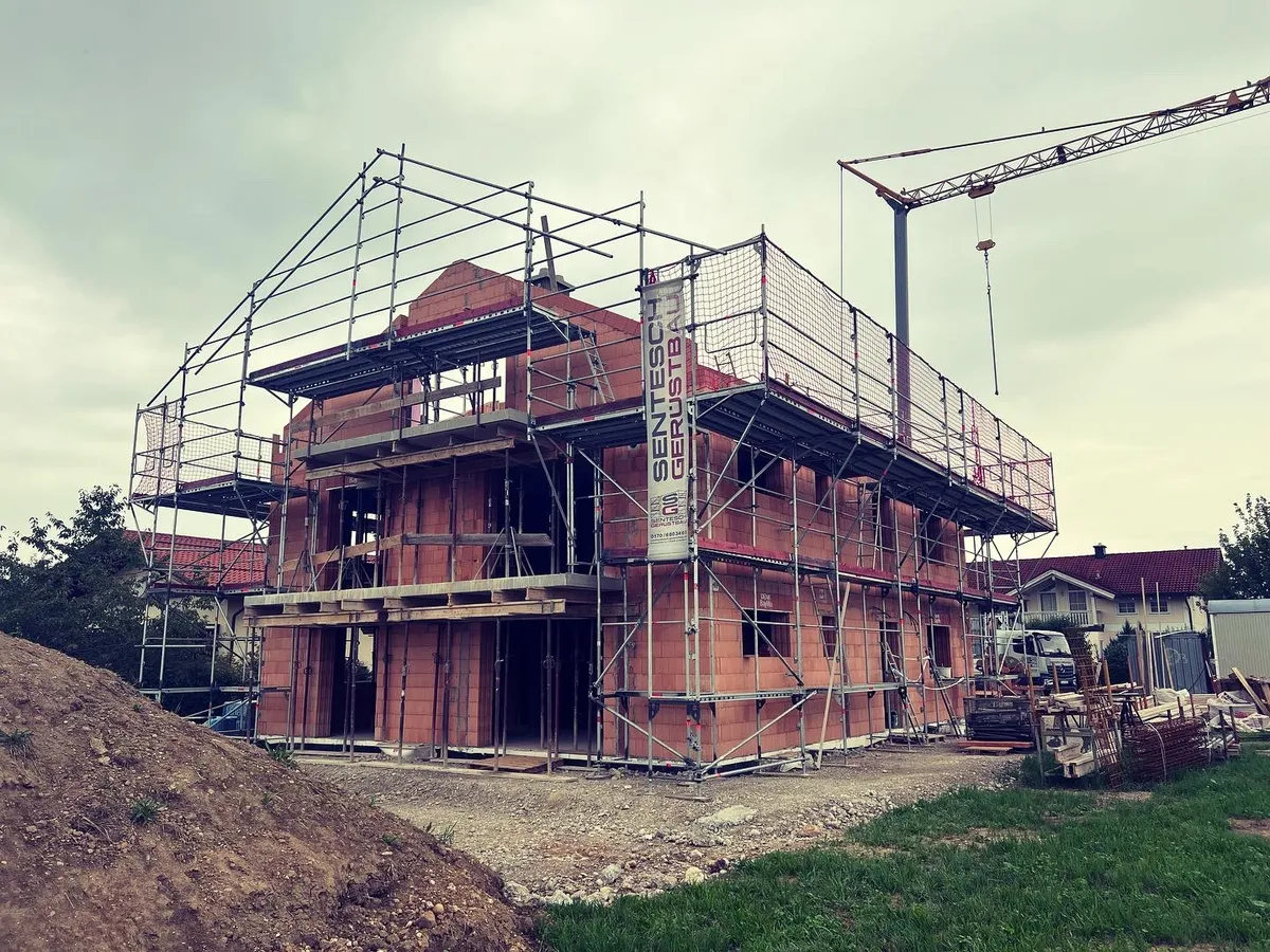 Rohbau mit Arbeitsgerüst und Baukran