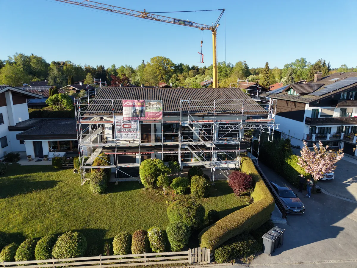 Fassadengerüst an einem Wohnhaus in Seeon, Luftaufnahme