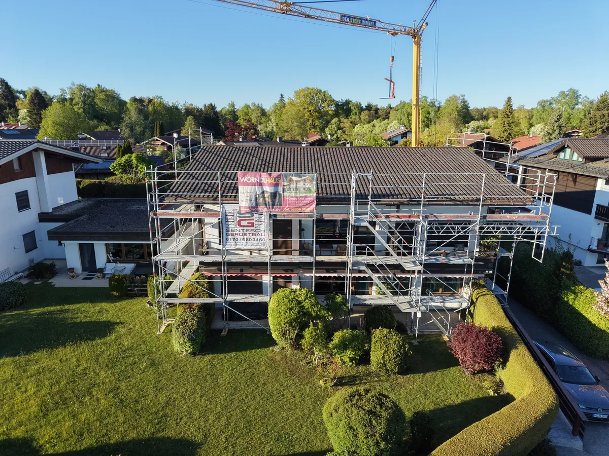 Gerüst an einem Neubau mit Kran in Seeon im Chiemgau
