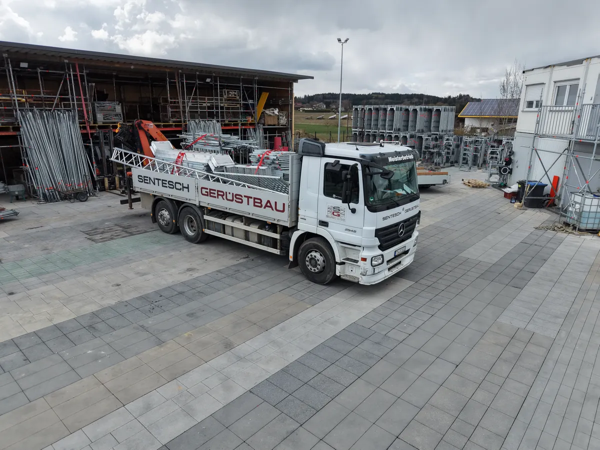Sentesch-LKW mit Ladekran auf dem Firmengelände in Kienberg