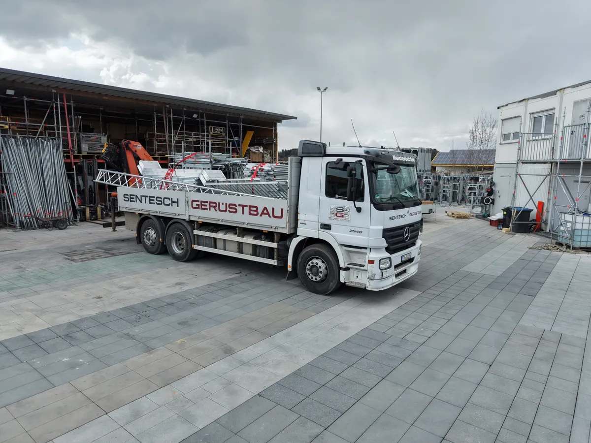LKW des Sentesch-Fuhrparks von der Seite