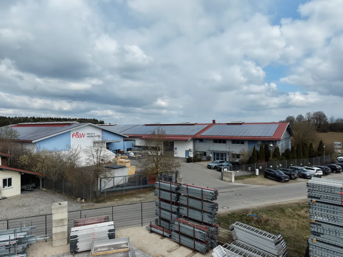 Firmengelände von Sentesch Gerüstbau mit Materiallager