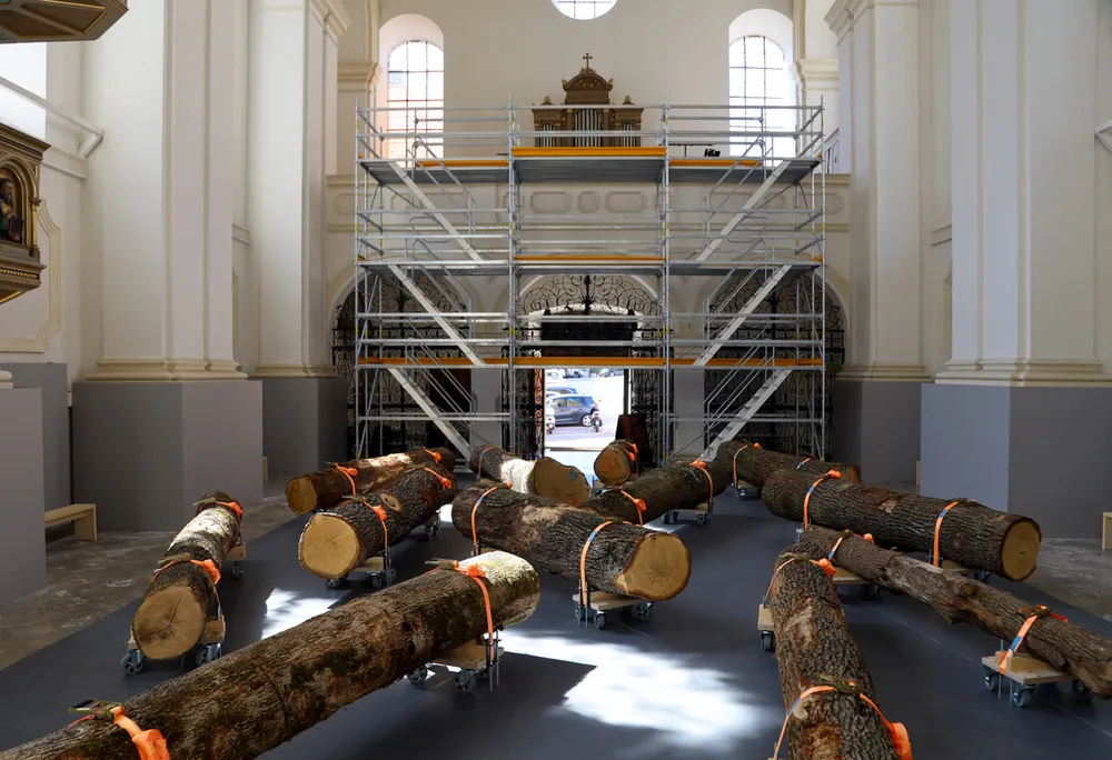 Raumgerüst für Arbeiten unter einer Hallendecke, hier in einem Kirchenschiff