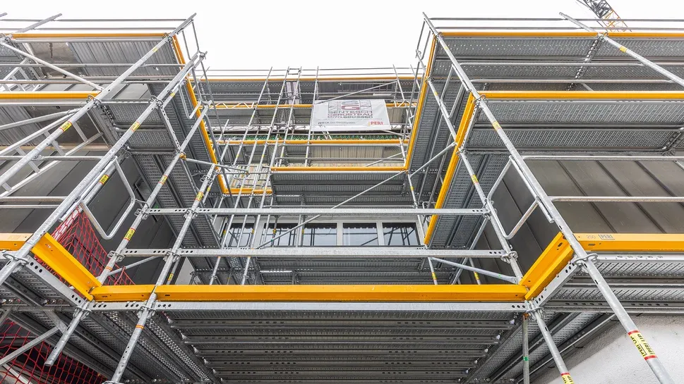 Gerüsttreppe als sicherer Zugang auf einer Baustelle