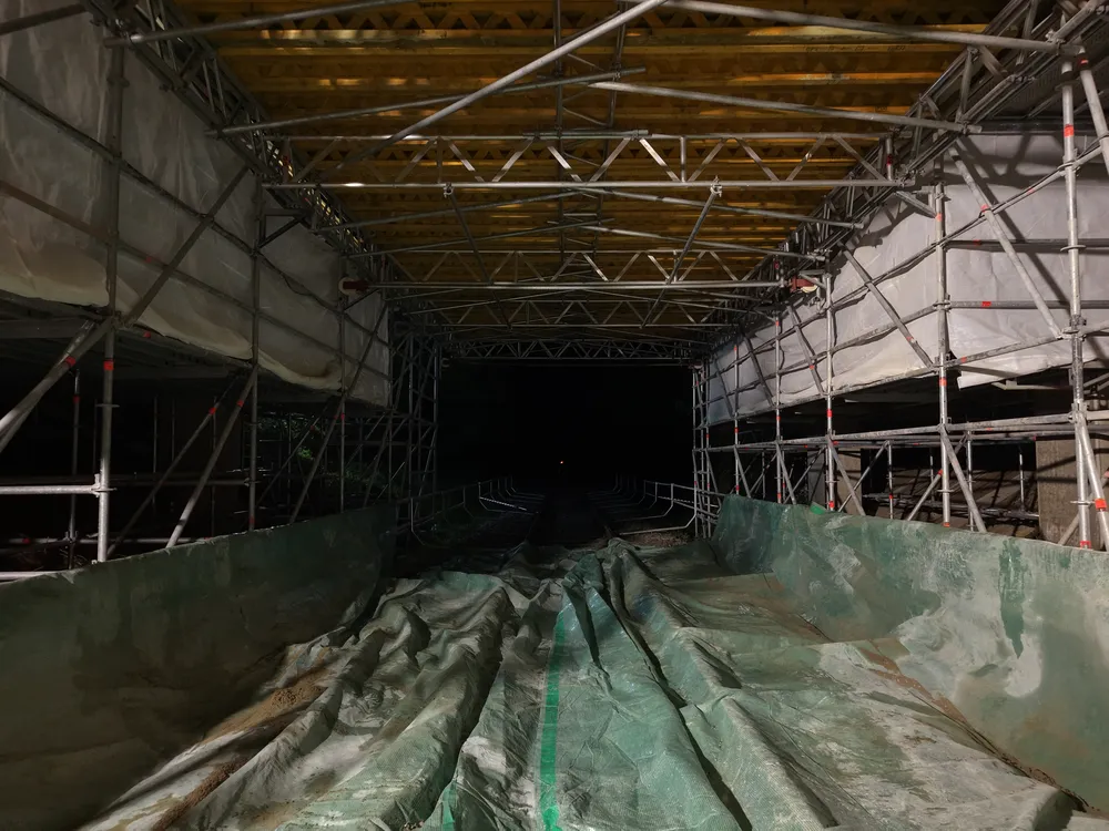 Wetterschutzdach über einer eingerüsteten Baustelle