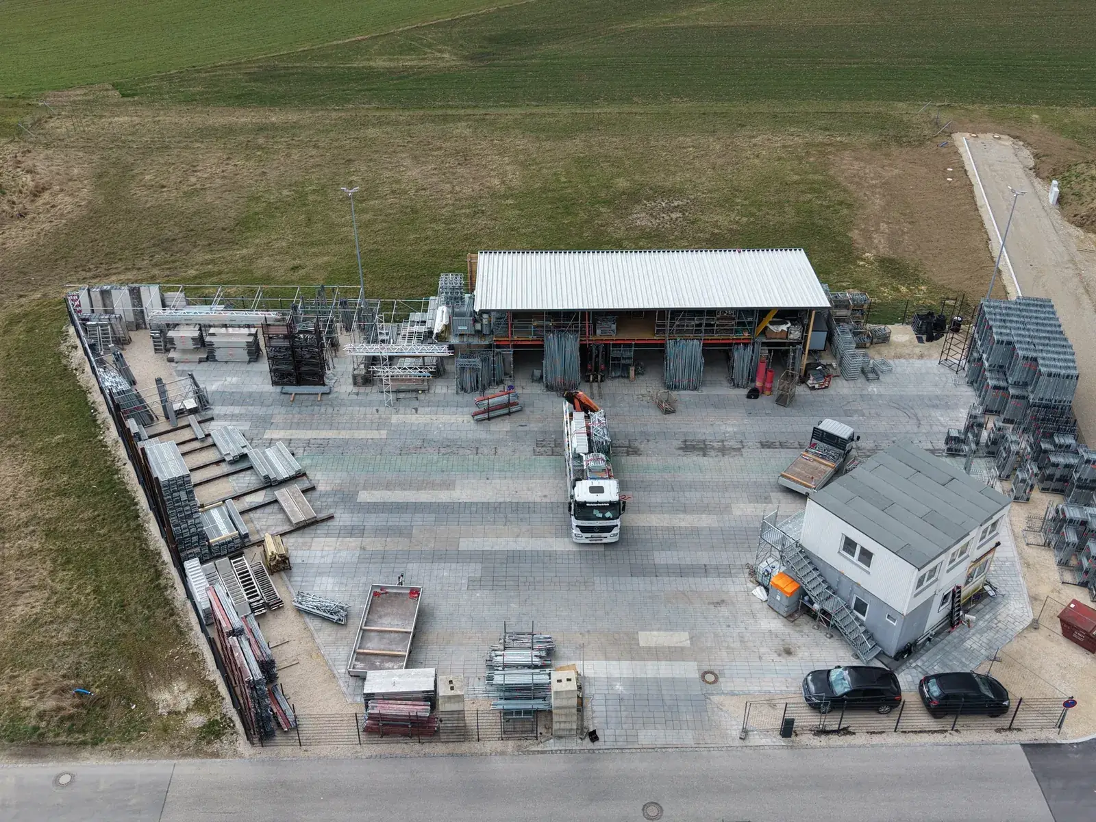 Luftaufnahme des Firmensitzes von Sentesch Gerüstbau in Kienberg mit Lagerplatz und Fuhrpark